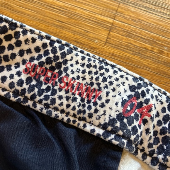 GAP size 4 black and white snakeskin print super skinny cropped khaki pant - Picture 4 of 6